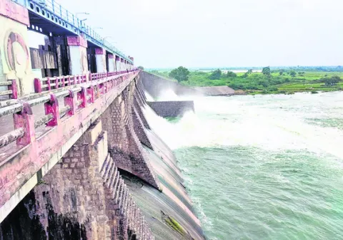 మూసీ ప్రాజెక్టు నాలుగు గేట్లు ఎత్తివేత