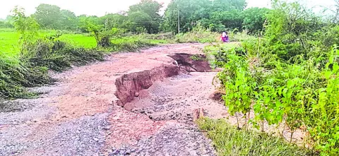 వర్షంతో కోతకు గురైన రోడ్డు