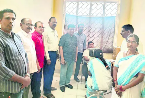 ఆశ వర్కర్లకు కంటి పరీక్షలు
