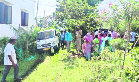 చెత్త డంప్‌ను అడ్డుకున్న స్థానికులు 