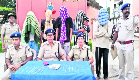 చోరీ కేసులో నిందితుల అరెస్టు 