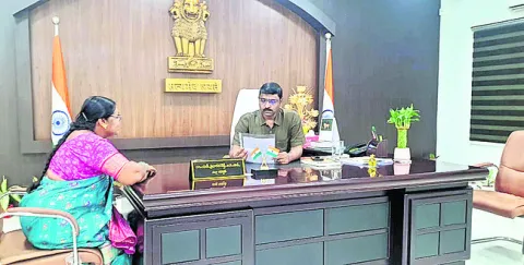 కమిషనర్‌ తీరుపై కలెక్టర్‌కు చైర్‌పర్సన్‌ ఫిర్యాదు 