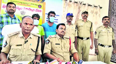 సెల్‌ఫోన్‌, నగదు కోసమే హత్య 