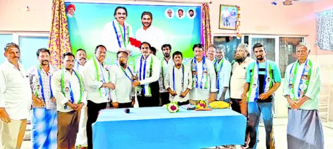 టీడీపీ శ్రేణులు వైఎస్సార్‌ సీపీలో చేరిక