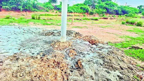 ఆక్రమించి.. బోరు వేసి..! 