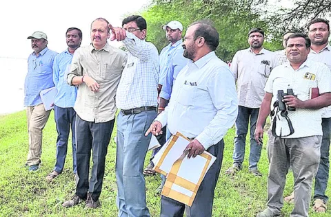 ‘ప్రాణహిత’ను పరిశీలించిన నీటిపారుదల శాఖ అధికారులు