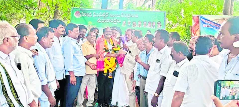 పార్టీ కోసం పనిచేసేవారికి ప్రాధాన్యం 