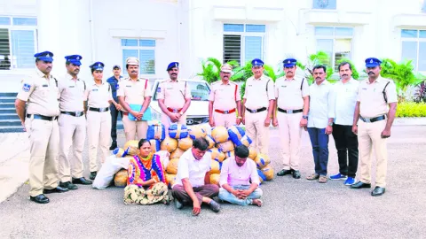 గంజాయి సరఫరా చేస్తున్న ముగ్గురి అరెస్ట్‌