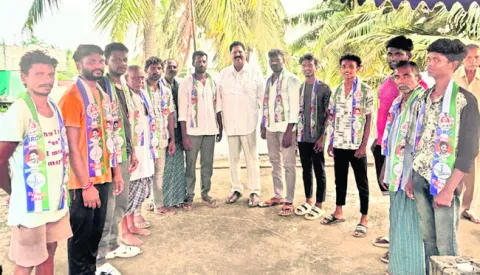 వైఎస్సార్‌సీపీలో చేరిన కూటమి కార్యకర్తలు 