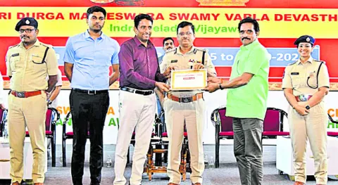 సమష్టి కృషితోనే దసరా ఉత్సవాలు విజయవంతం 