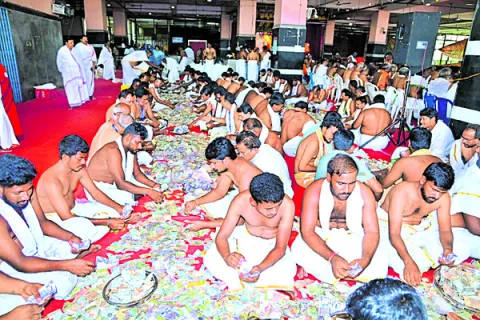 దుర్గమ్మ దసరా హుండీ  ఆదాయం రూ.10.30కోట్లు 
