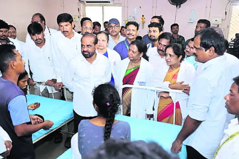 కురుపాం గురుకుల విద్యార్థినులకు పరామర్శ