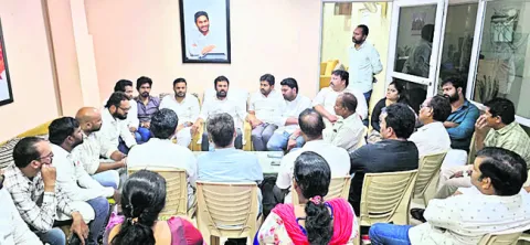 మాజీ సీఎం జగన్‌కు ఘన స్వాగతం పలకాలి 