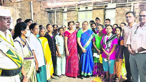 కేజీహెచ్‌ నుంచి గిరిజన విద్యార్థినుల డిశ్చార్జి 