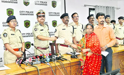 లోన్‌యాప్‌ బాధితులకు రికవరీ సొత్తు అందజేత