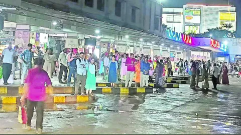 రాత్రి వేళ కానరాని ఆర్టీసీ పండగ సర్వీసులు