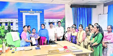 పెండింగ్‌ వేతనాలు చెల్లించాలి