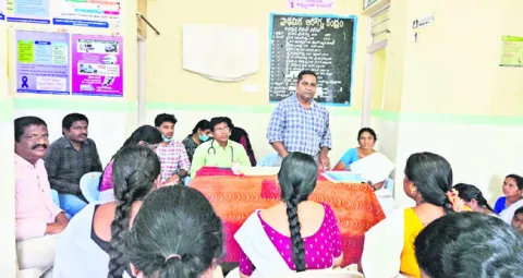 పీహెచ్‌సీల్లో ప్రసవాల సంఖ్య పెరగాలి