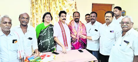 జనసేనలోకి వస్తే ఎంపీపీగా కొనసాగిస్తామన్నారు