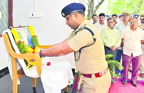 వాల్మీకి మార్గంలో నడుచుకోవాలి: ఎస్పీ