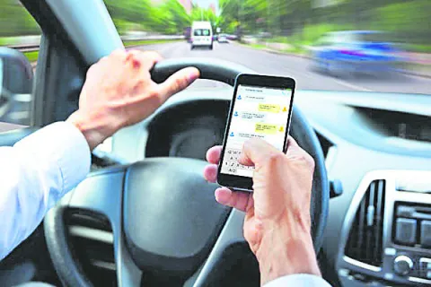 సెల్‌ఫోన్‌ చూస్తూ డ్రైవింగ్‌ చేస్తే... 