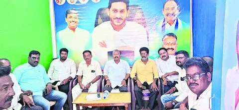 వైఎస్‌ జగన్‌ దృష్టికి మత్స్యకారుల ఆందోళన 