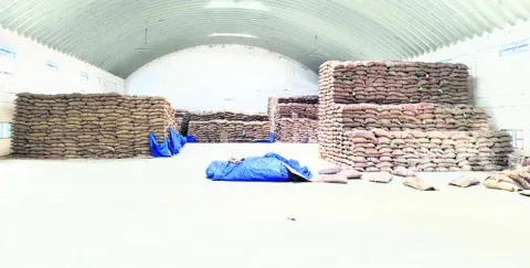 కరిగిపోయినా.. కళ్లప్పగించి చూస్తూ! 