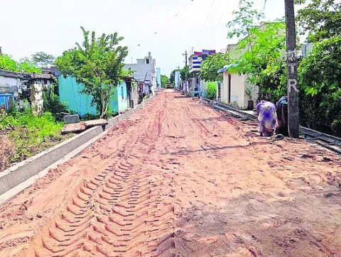జేసీబీతో ఇసుక అక్రమ తవ్వకాలు