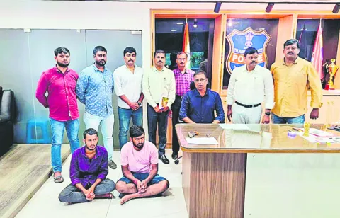 తుపాకీ విక్రయానికి పండ్ల వ్యాపారుల యత్నం 