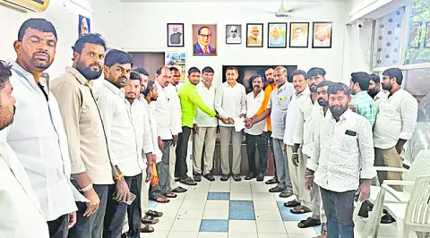 ఎంపీని కలిసిన  భూ బాధితులు 