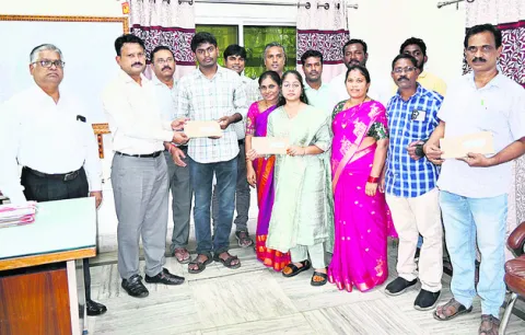 నీట్‌ ర్యాంకర్లకు చెక్కులు అందజేత 