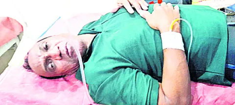 సిమెంట్‌ పెచ్చులు మీదపడి వ్యక్తికి తీవ్రగాయాలు 