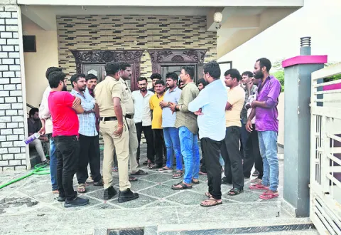 వడ్డీ వ్యాపారి సోదరి ఇంటి వద్ద  బాధితుల ఆందోళన
