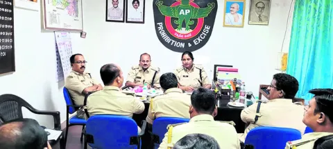 నకిలీ మద్యం విక్రయాలపై దృష్టి సారించండి