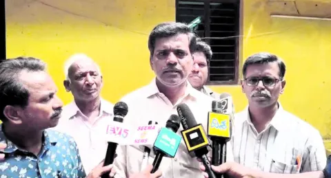 టీడీపీ నాయకుడి నుంచి ప్లాట్లకు రక్షణ కల్పించాలి 