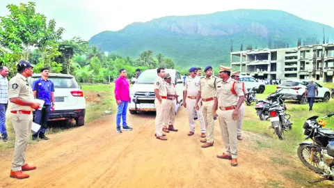 అడుగడుగునా ఆంక్షలు 