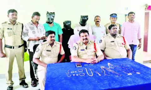 చోరీ కేసులో ముగ్గురి అరెస్టు 