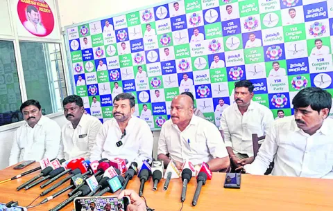 పేద విద్యార్థుల కడుపుకొట్టేందుకే మెడికల్‌ కాలేజీల ప్రైవ