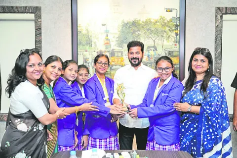 గ్లెండేల్‌ అకాడమీ విద్యార్థులకు సీఎం అభినందన 