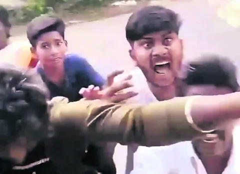 బస్సు డ్రైవర్‌పై ప్రయాణికుల దాడి
