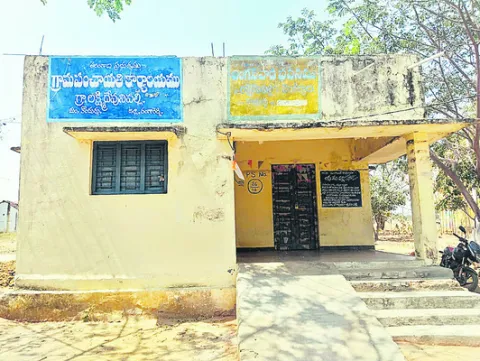 వెక్కిరించిన ‘ఏకగ్రీవం’!