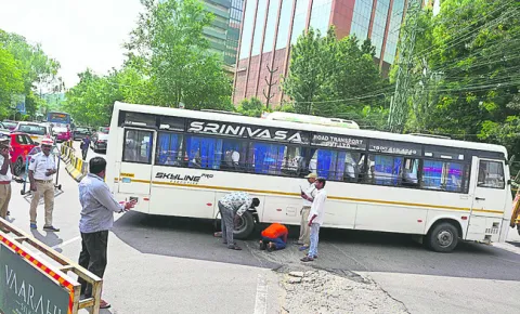 రోడ్డు మధ్యలో ఆగిన బస్సు