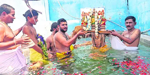 శ్రీవారికి చక్రస్నానం.. పుష్పయాగం