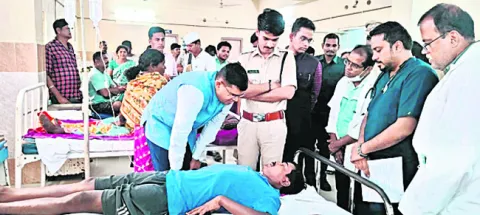  ● క్షతగాత్రులకు పరామర్శ 
