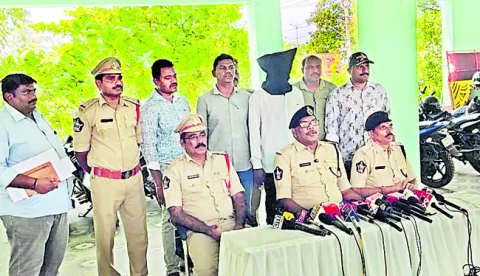 పాత కక్షలతోనే వృద్ధురాలి హత్య 