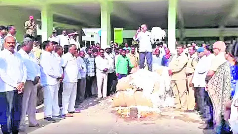మార్కెట్‌లో పత్తి కొనుగోళ్లు షురూ