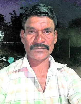 వ్యవసాయ విద్యుత్‌ కనెక్షన్‌ కోసం ప్రదక్షిణలు
