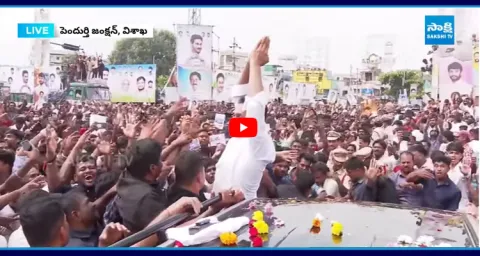 Public Gives Grievances to YS Jagan in Narsipatnam Tour 1