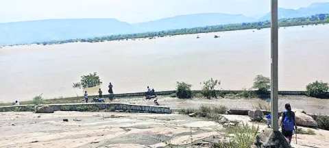 అండ చూపరు.. ఆదుకోరు