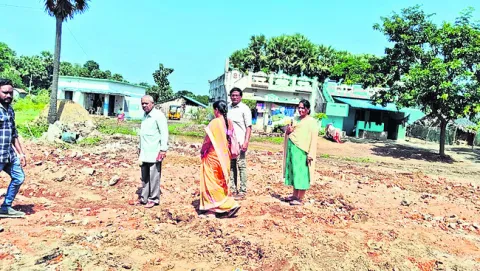 అర్ధరాత్రి అంగన్‌వాడీ భవనం కూల్చివేత 